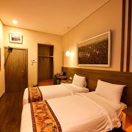 Hotel Super 8 By Wyndham Solo Extérieur photo