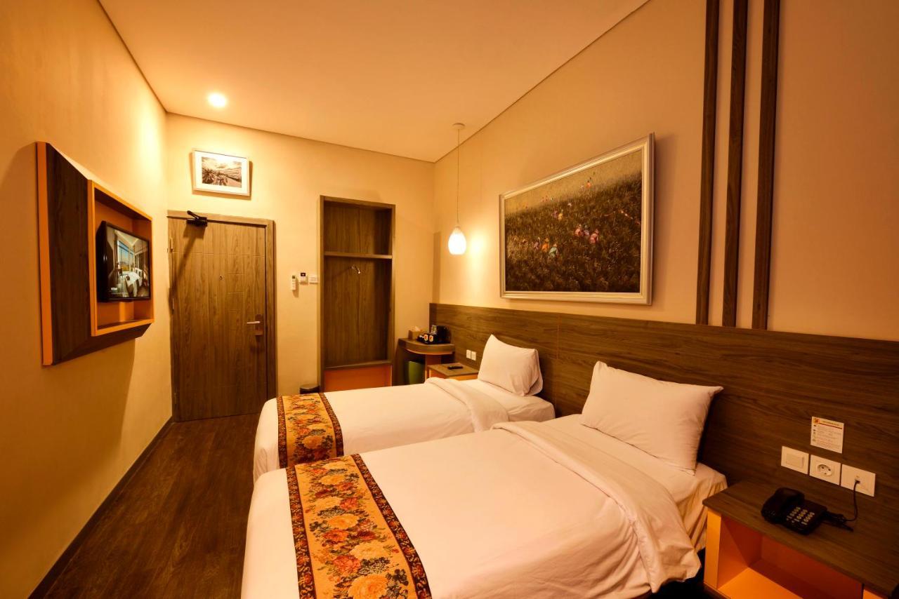 Hotel Super 8 By Wyndham Solo Extérieur photo
